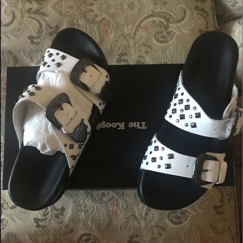 Leather sandals with studs